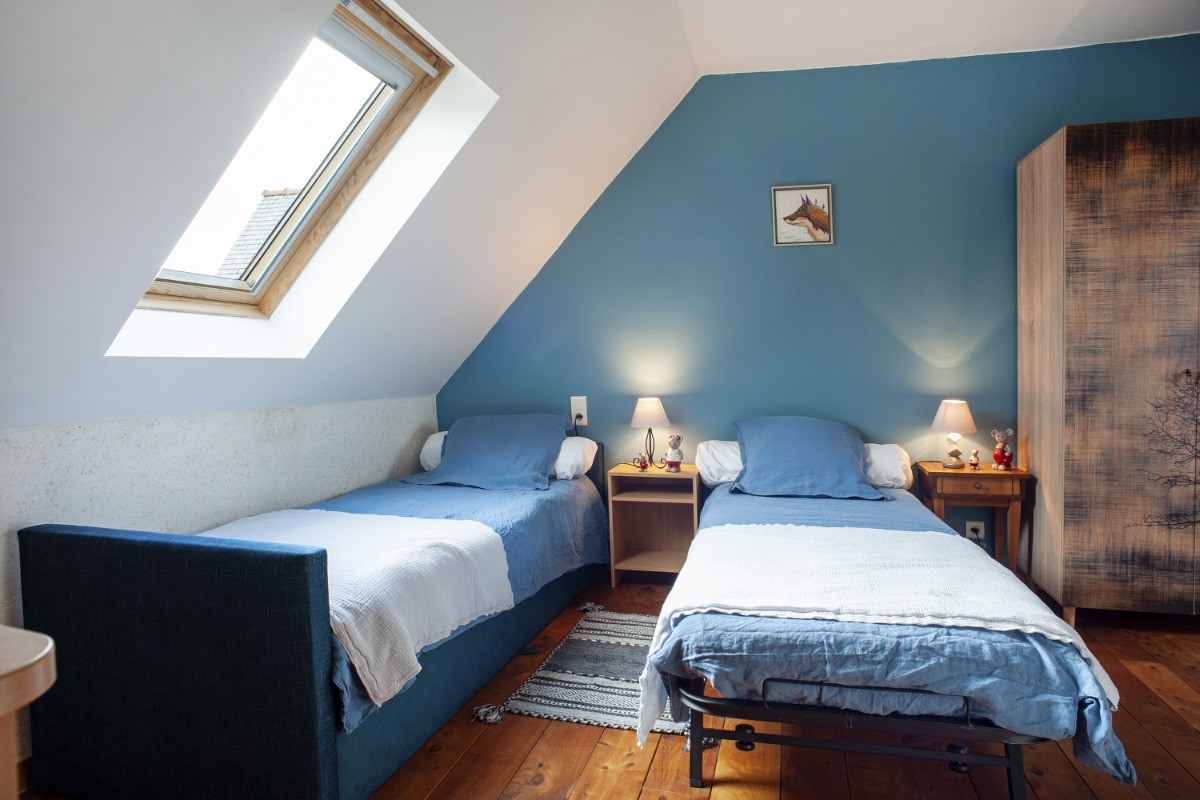 Chambre à l'étage avec deux lits 80 jumelables en lit 160, lit bébé salle d'eau et WC attenant.