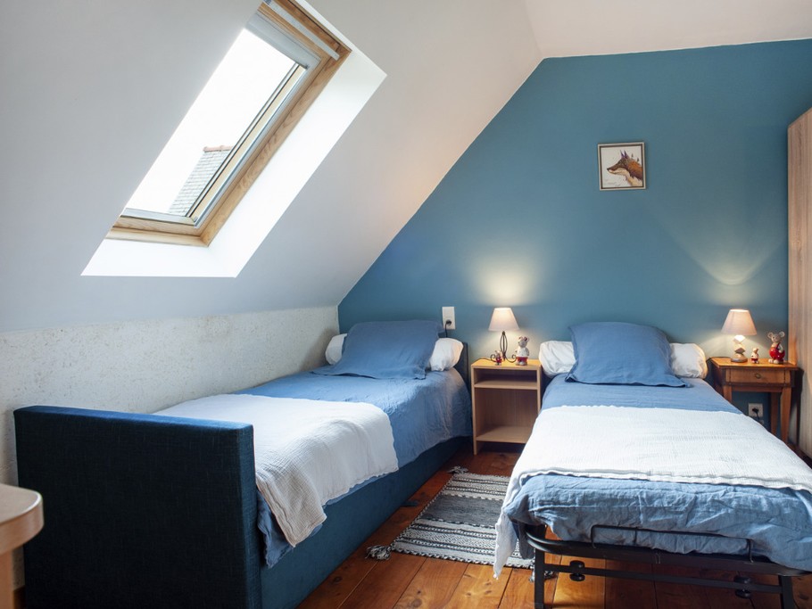 Chambre à l'étage avec deux lits 80 jumelables en lit 160, lit bébé salle d'eau et WC attenant.