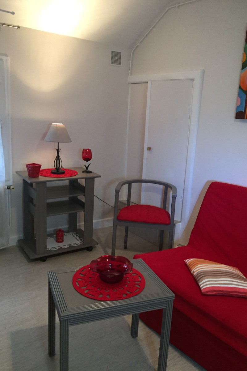 Dans le placard blanc, se trouve un espace lavabo neuf-cabinet de toilette