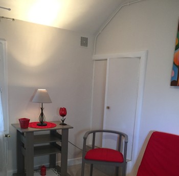 Dans le placard blanc, se trouve un espace lavabo neuf-cabinet de toilette