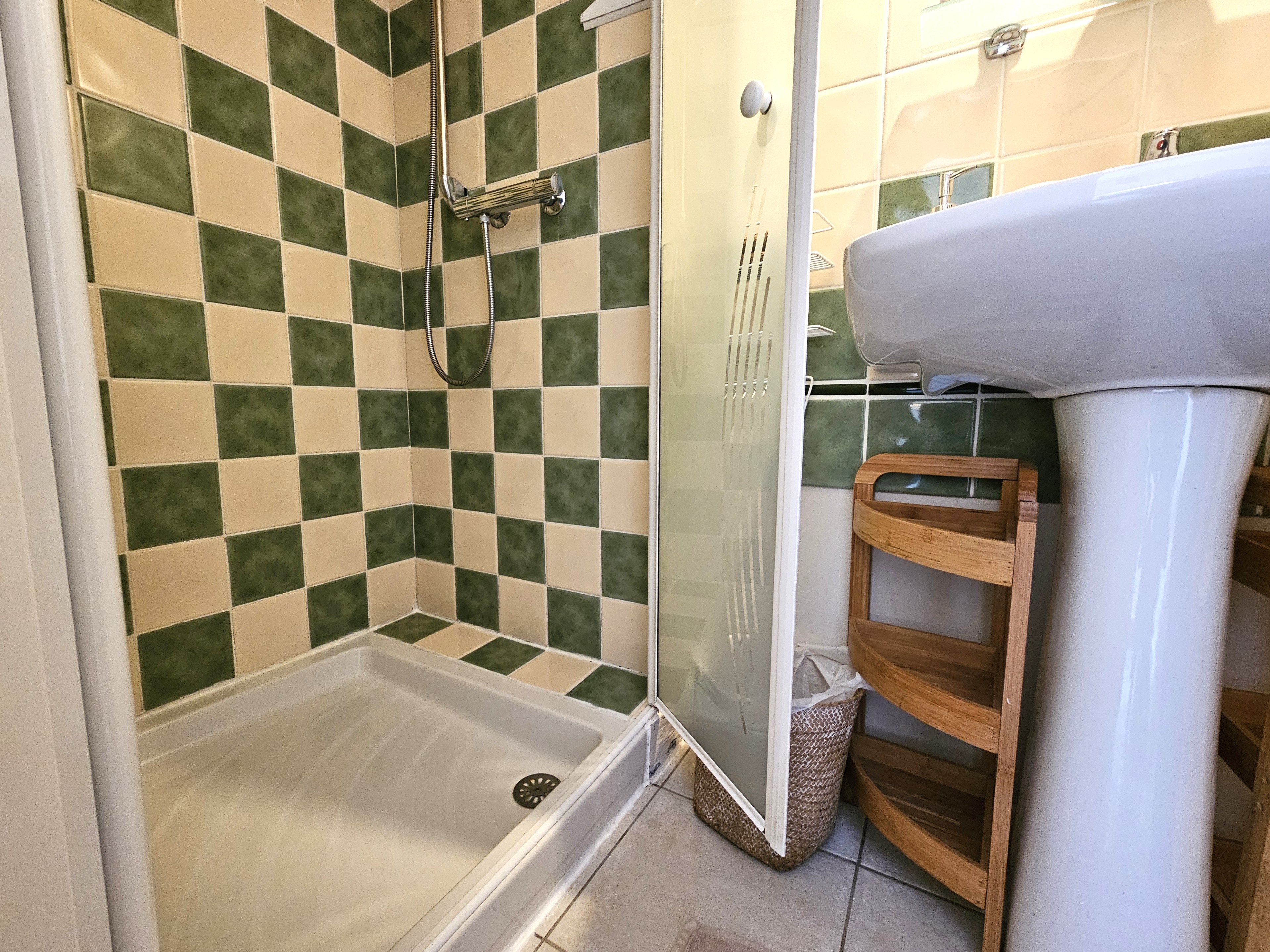 Salle d'eau avec douche et WC