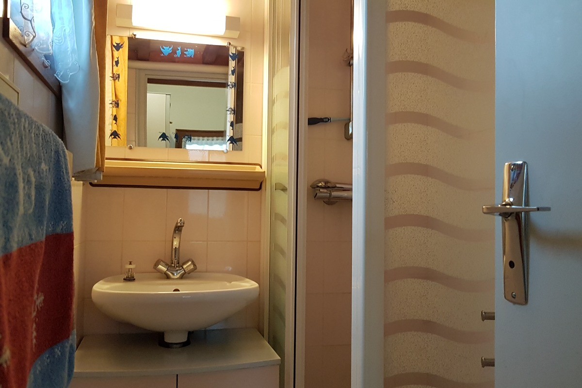 Salle d'eau avec douche 90x90 cm. WC indépendant. 
Crédits photo : Clévacances 35