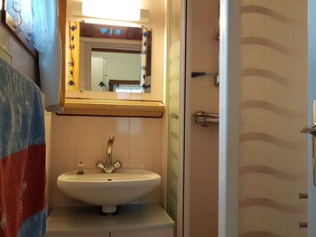 Salle d'eau avec douche 90x90 cm. WC indépendant. 
Crédits photo : Clévacances 35