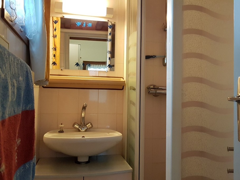 Salle d'eau avec douche 90x90 cm. WC indépendant. 
Crédits photo : Clévacances 35