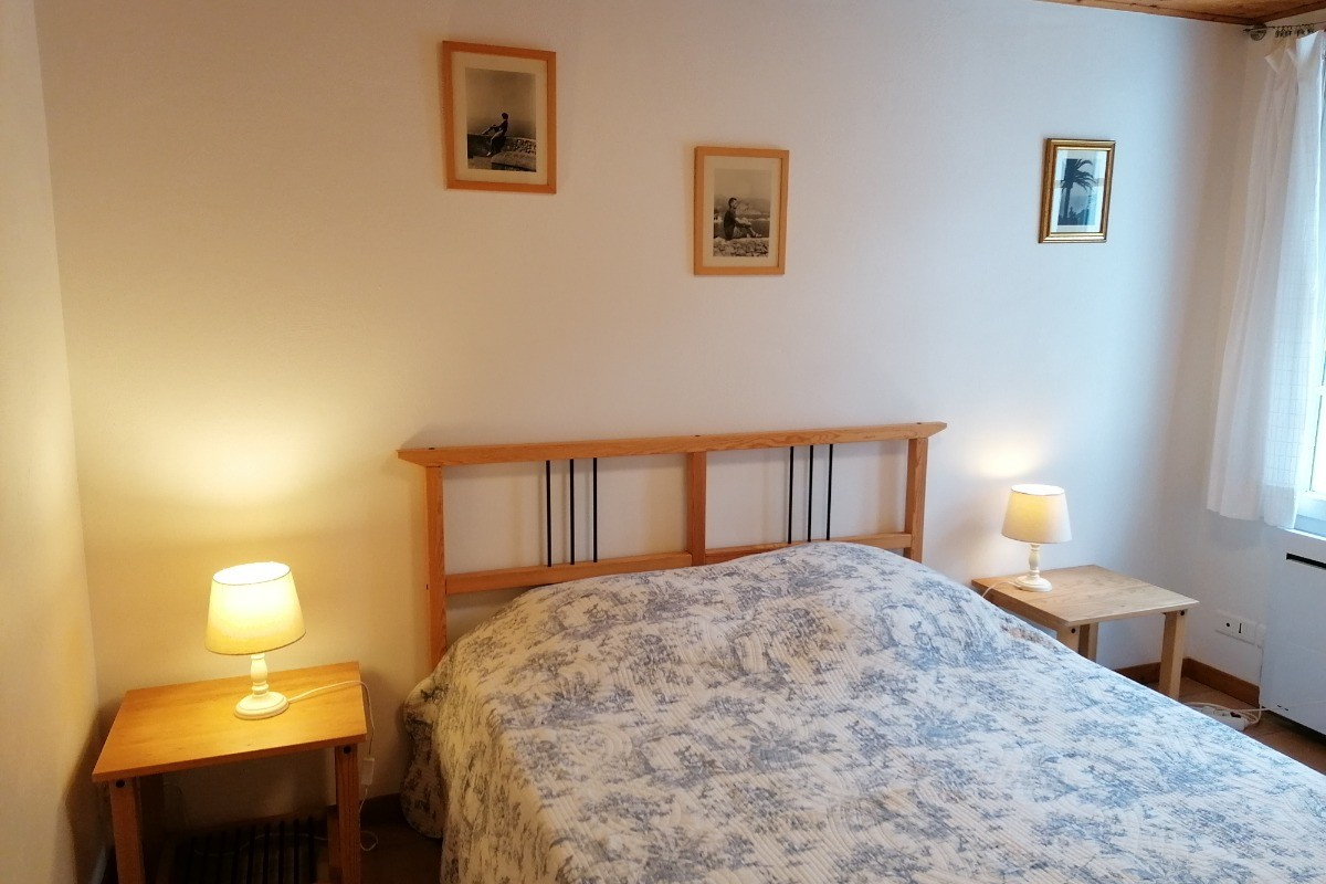 Chambre double au rez de chaussée avec lit en 140 x 200