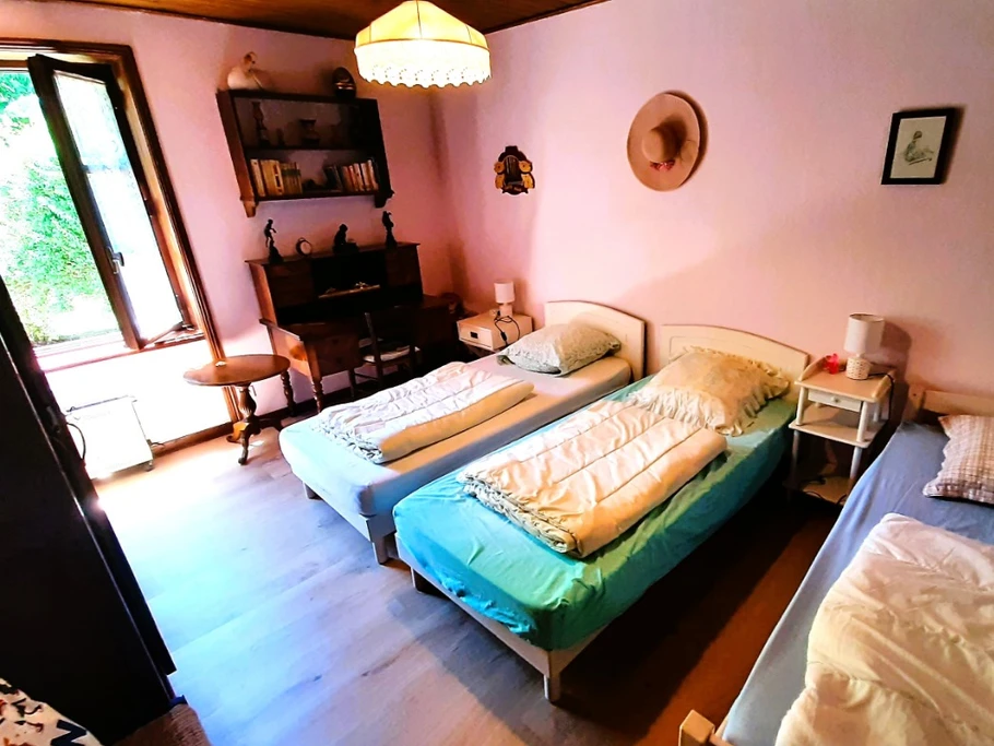 Chambre triple : 3 lits 1 pers. en 90x190 cm