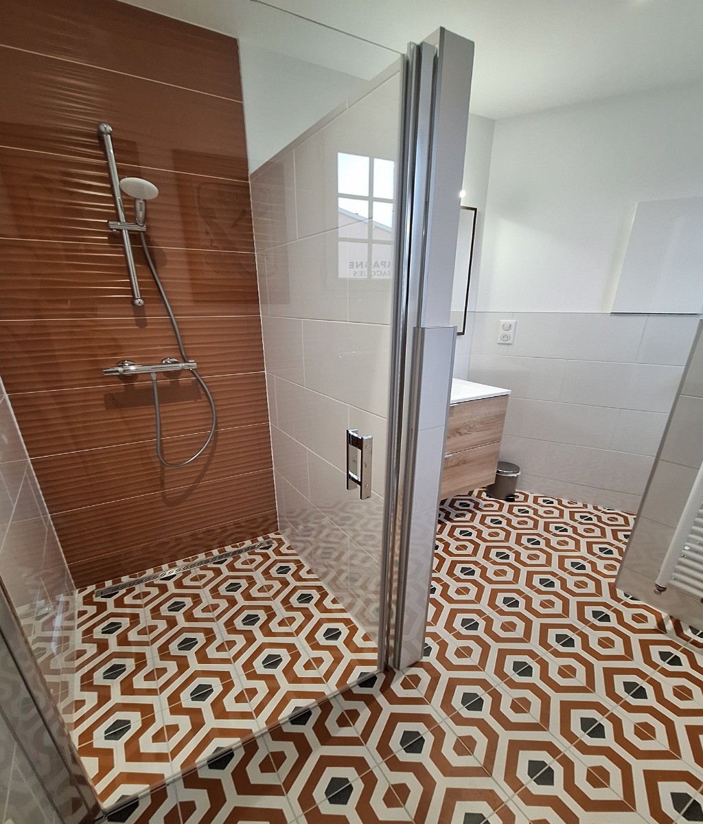 salle de douche au RDC