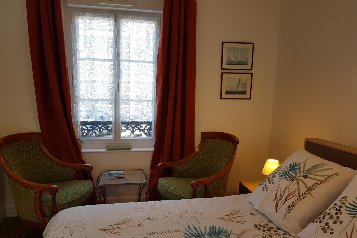 Chambre pour 2 personnes (lit 140 x 190 cm) avec dressing et espace détente avec deux fauteuils