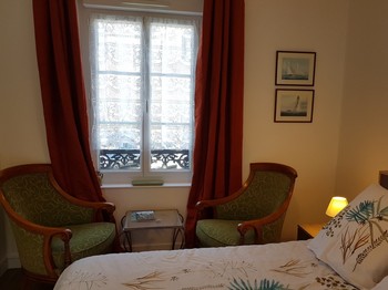 Chambre pour 2 personnes (lit 140 x 190 cm) avec dressing et espace détente avec deux fauteuils