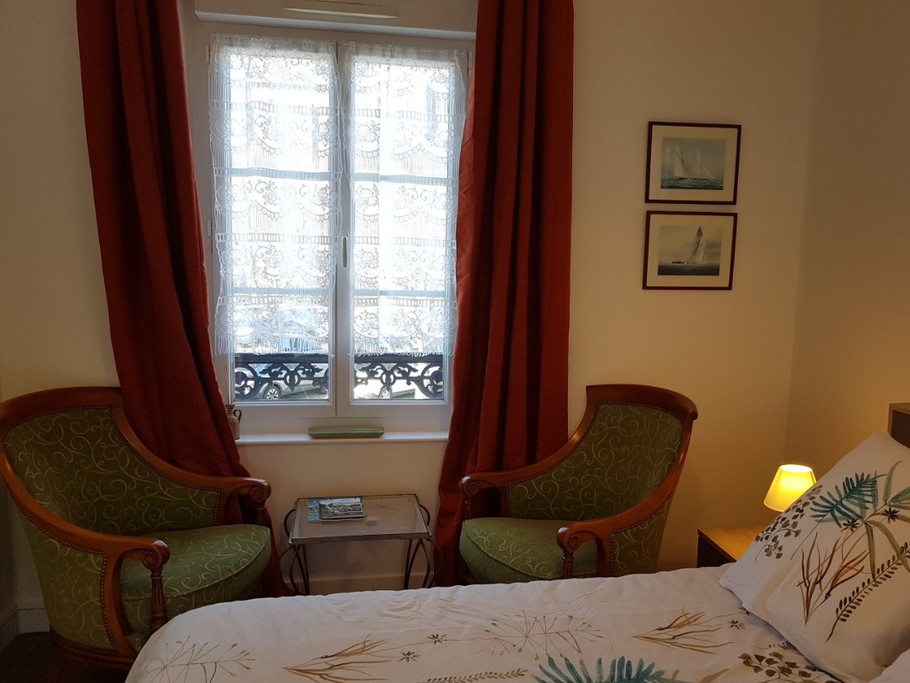 Chambre pour 2 personnes (lit 140 x 190 cm) avec dressing et espace détente avec deux fauteuils