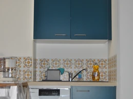 meuble de cuisine avec son évier et le lave vaisselle 11 couverts.