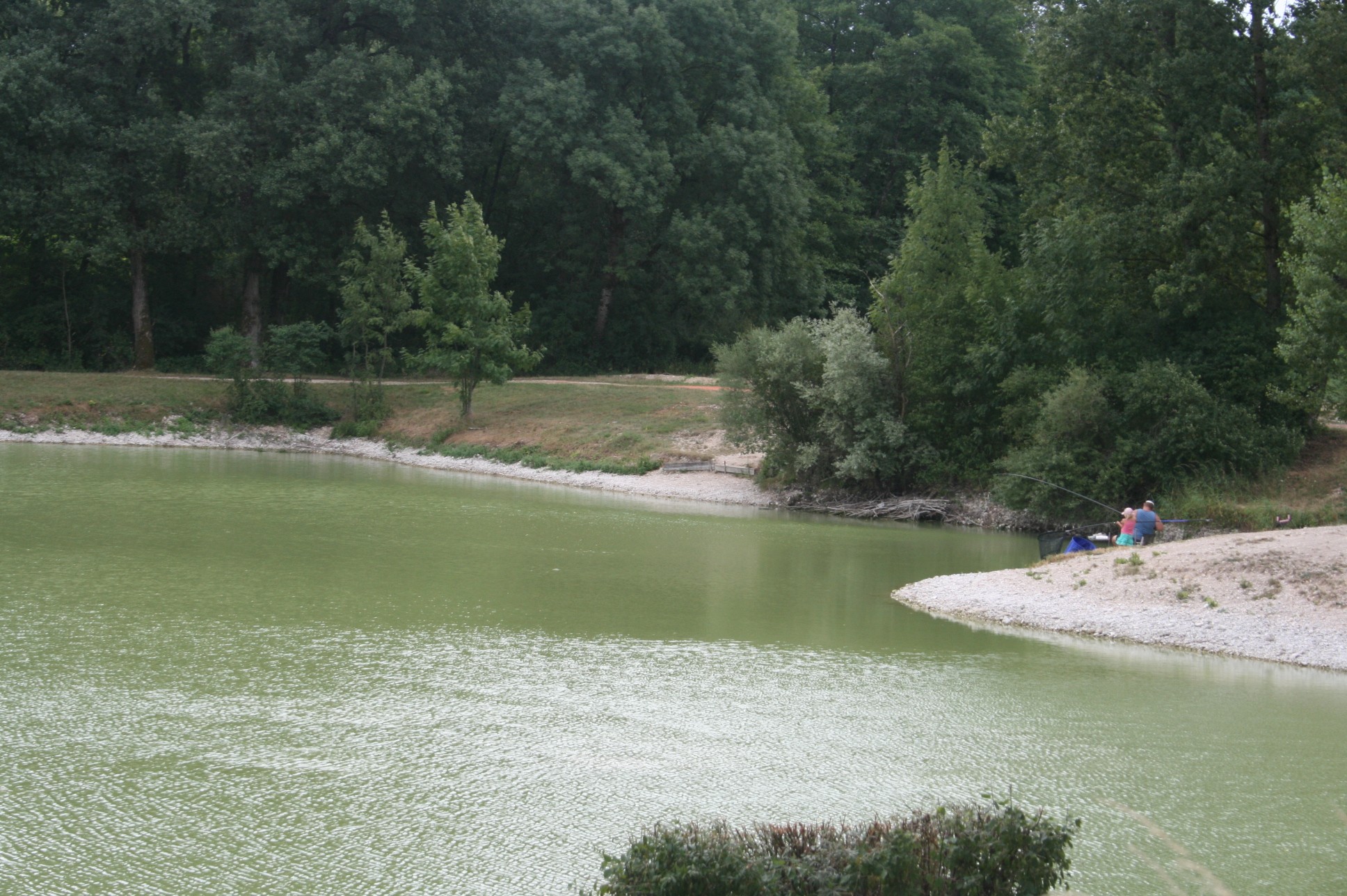 Pêche en plan d'eau proche de la rivière d'Ain.