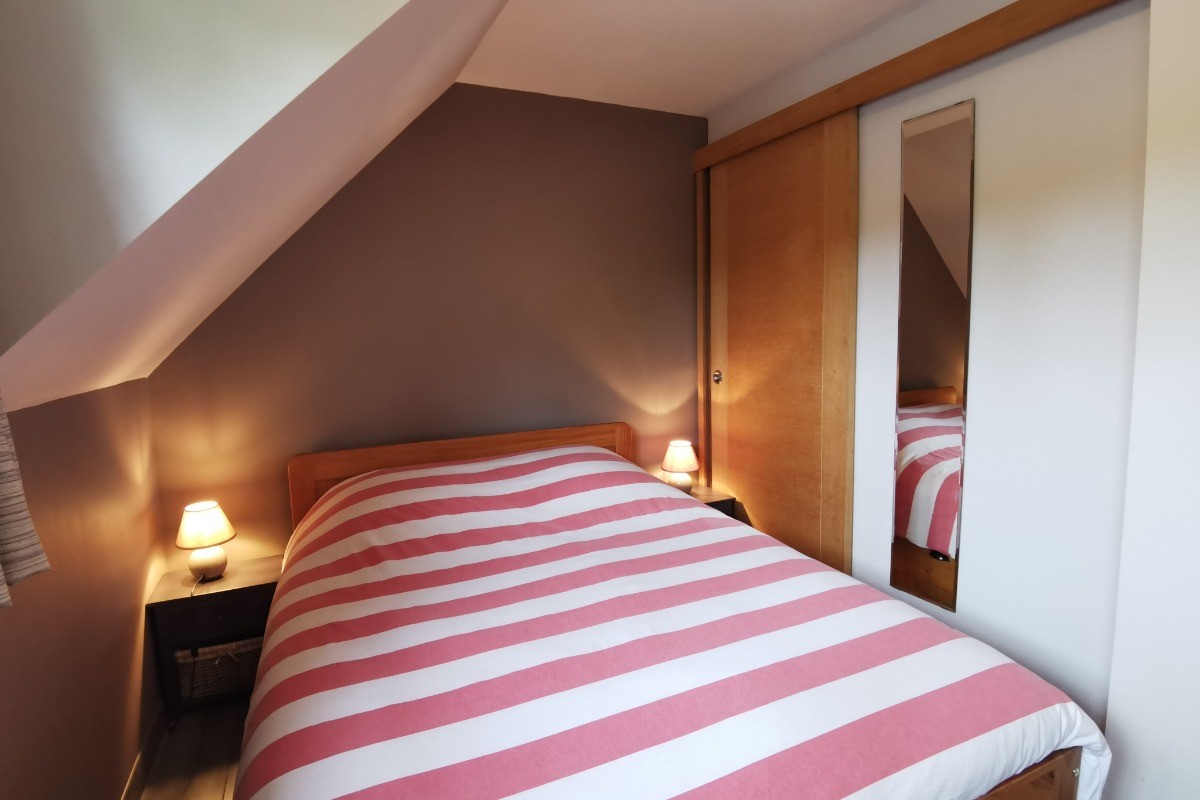 1er étage côté cuisine : 1 chambre avec  lit 140 et salle d'eau communicante