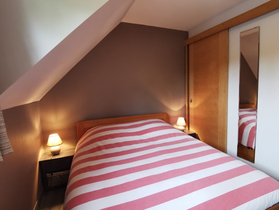1er étage côté cuisine : 1 chambre avec  lit 140 et salle d'eau communicante