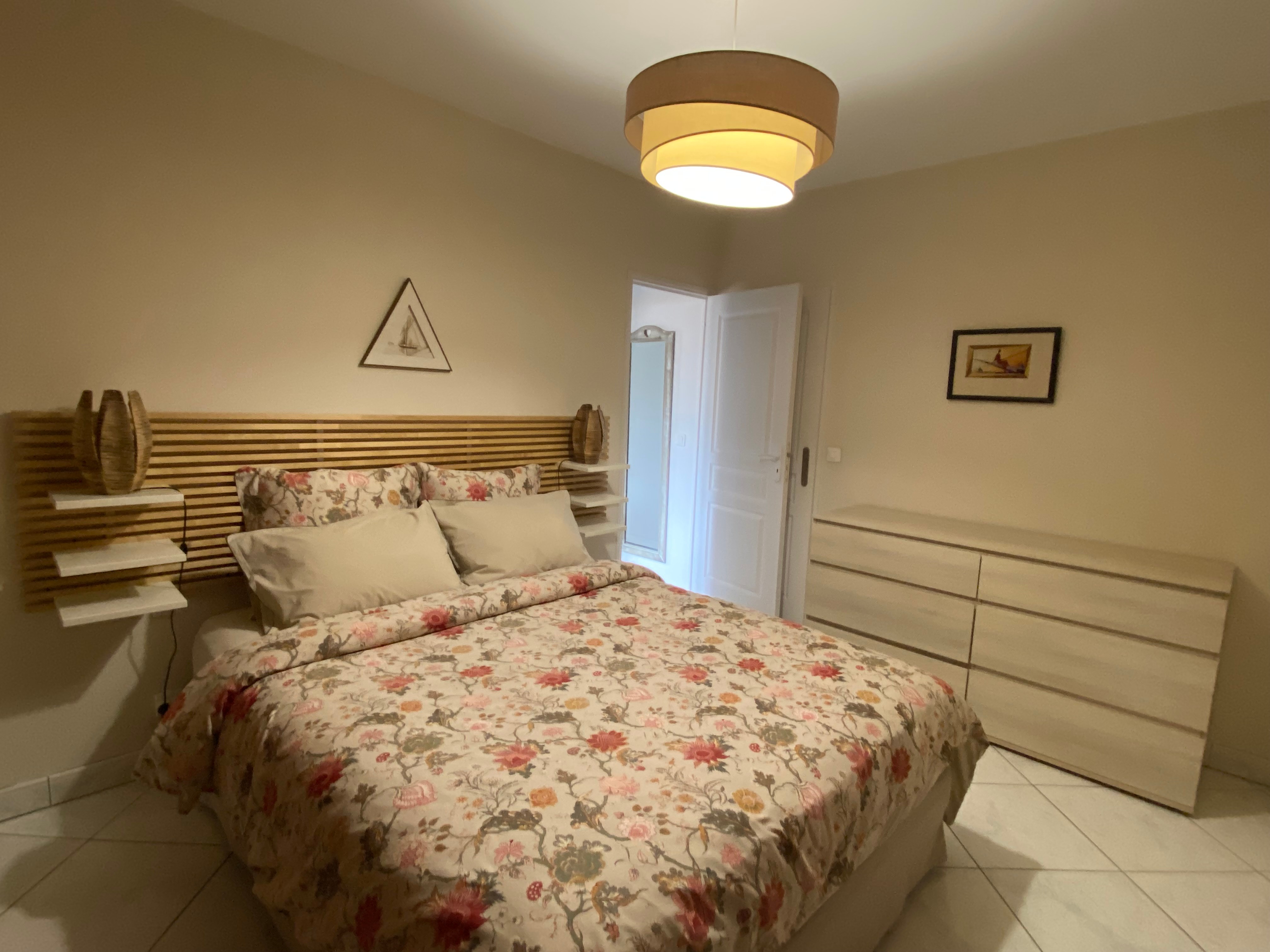 chambre avec literie 160 très confortable