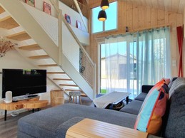 Pièce de vie de plain-pied avec coin cuisine, coin séjour et coin salon