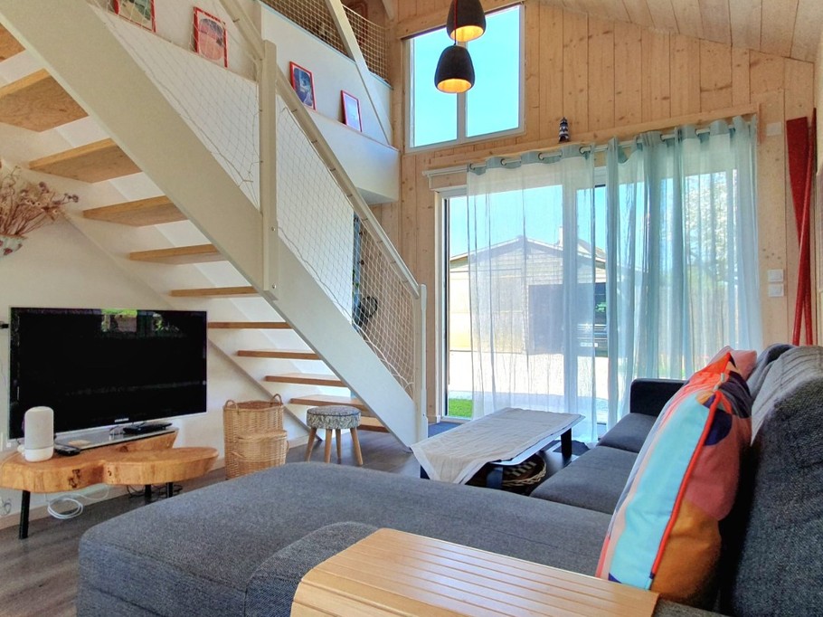 Pièce de vie de plain-pied avec coin cuisine, coin séjour et coin salon