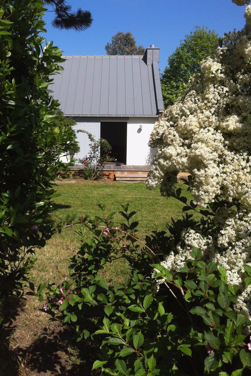Maison et jardin fleuri