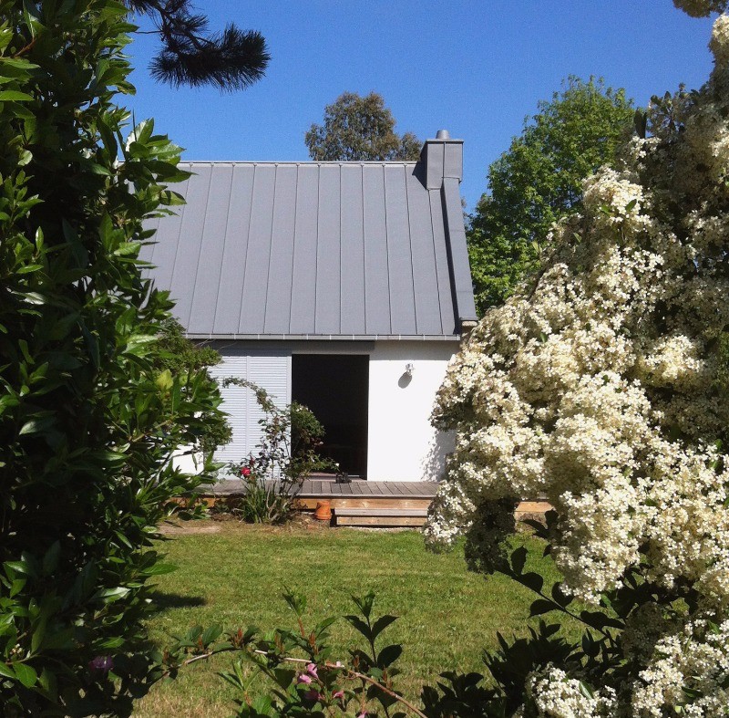 Maison et jardin fleuri