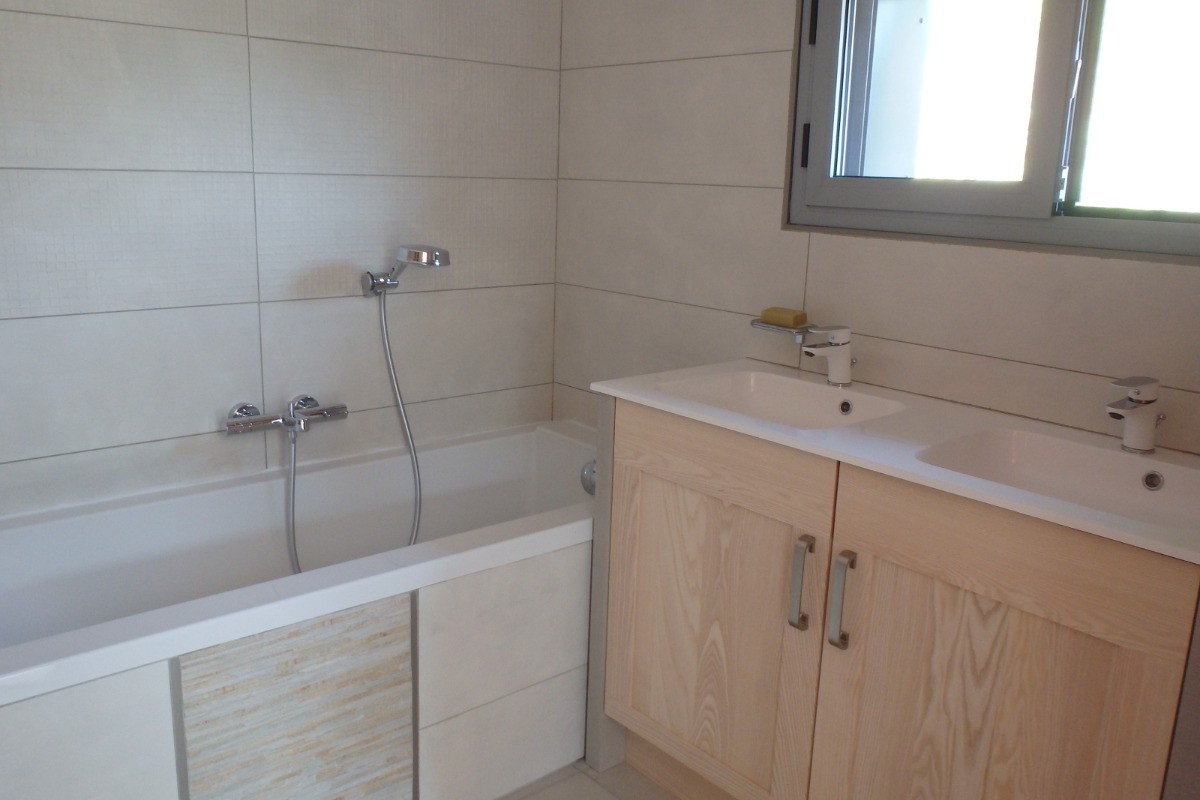 Salle d'eau avec baignoire et douche
