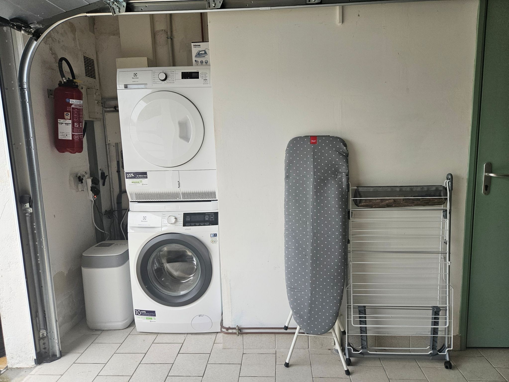 Lave linge et sèche linge, Fer et table à repasser et aspirateur dans le garage pour y ranger ses vélos, surf ou autres