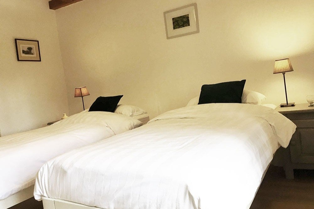 Bedroom with 2 single beds