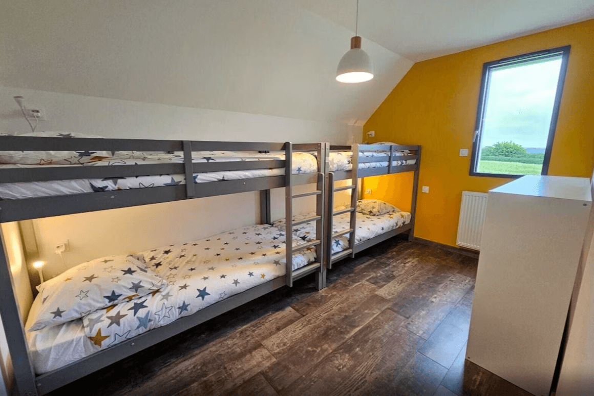 Chambre à l'étage avec lits superposés