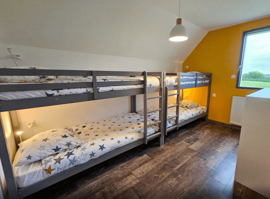Chambre à l'étage avec lits superposés