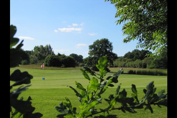 Vue des gîtes, le Golf et ses randonnées au pied des gîtes