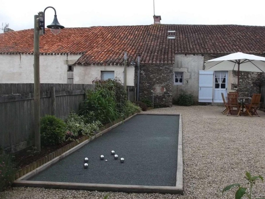 cour à l'arrière du gîte