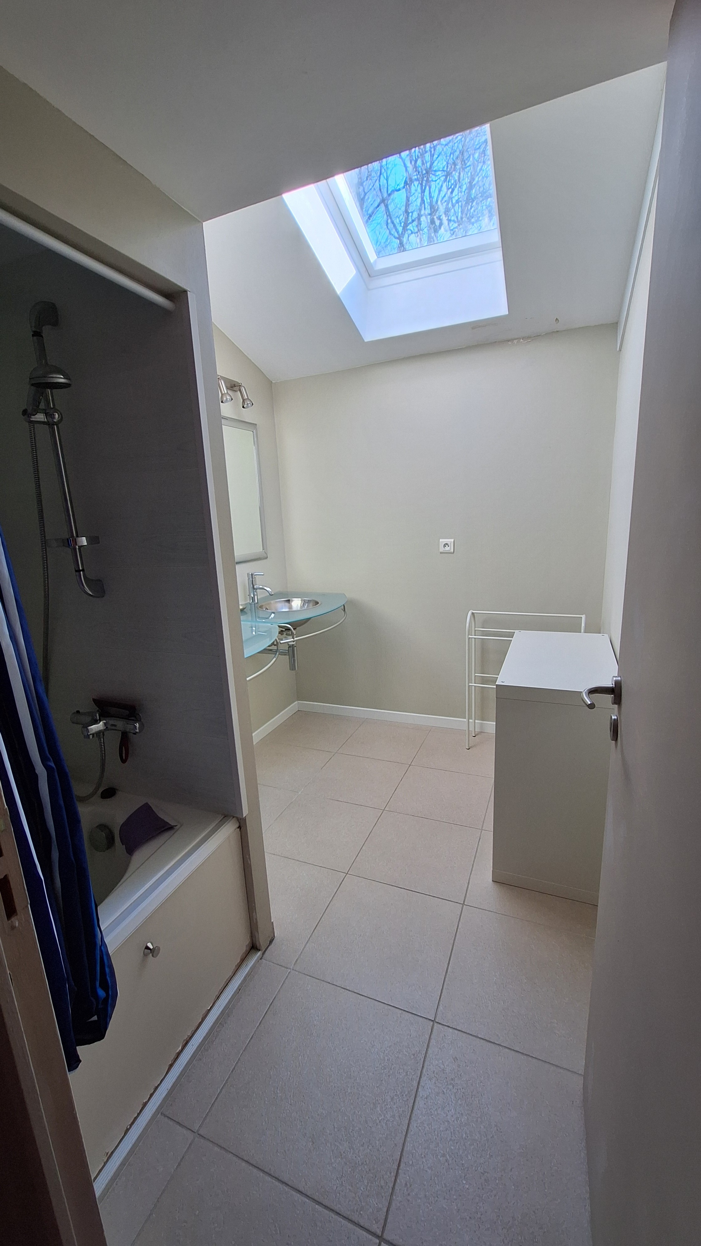 Salle de bains du RDC (2 vasques + baignoire-douche)