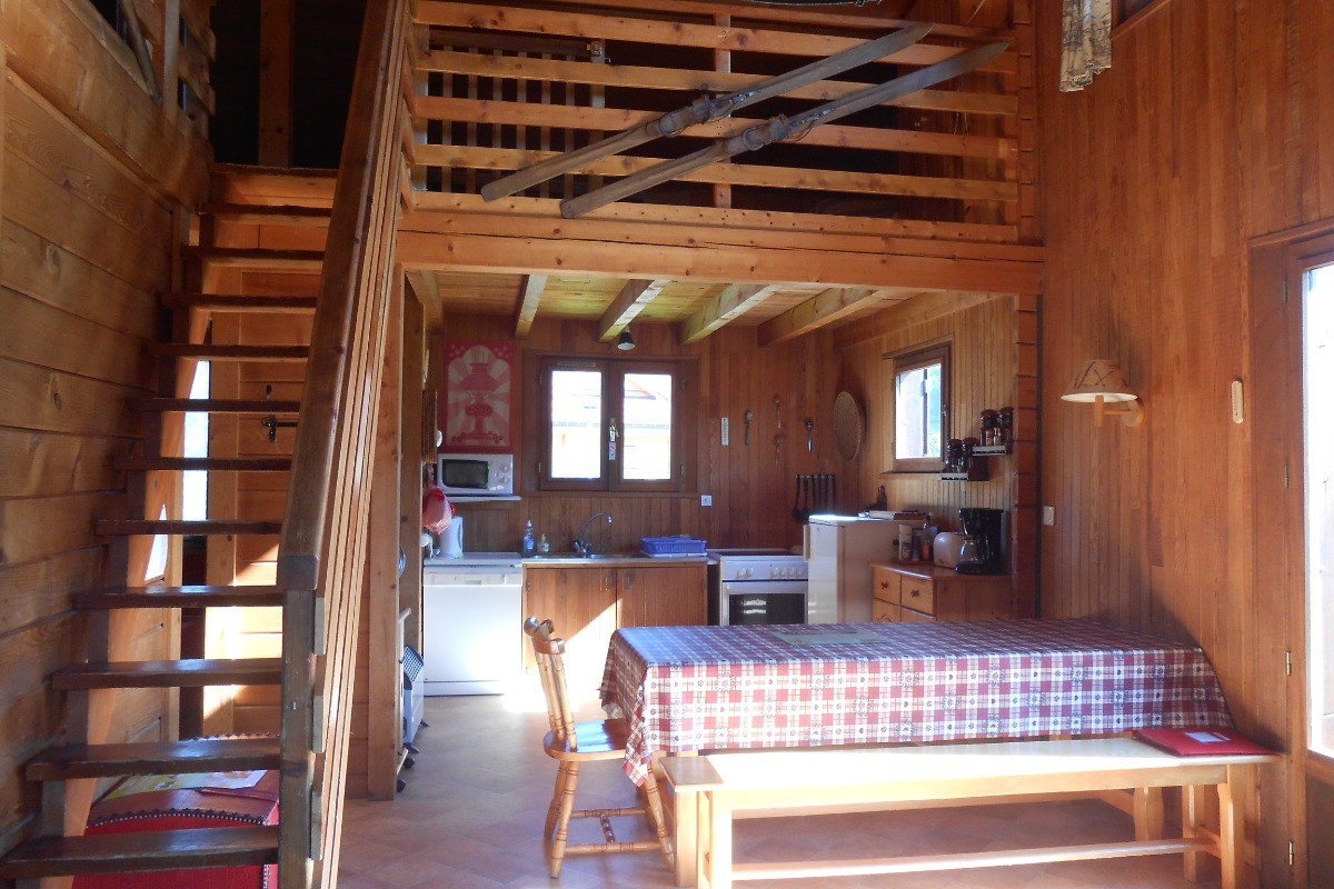 Séjour, cuisine amériacaine et escalier vers la mezzanine (barrière pour enfant disponible)