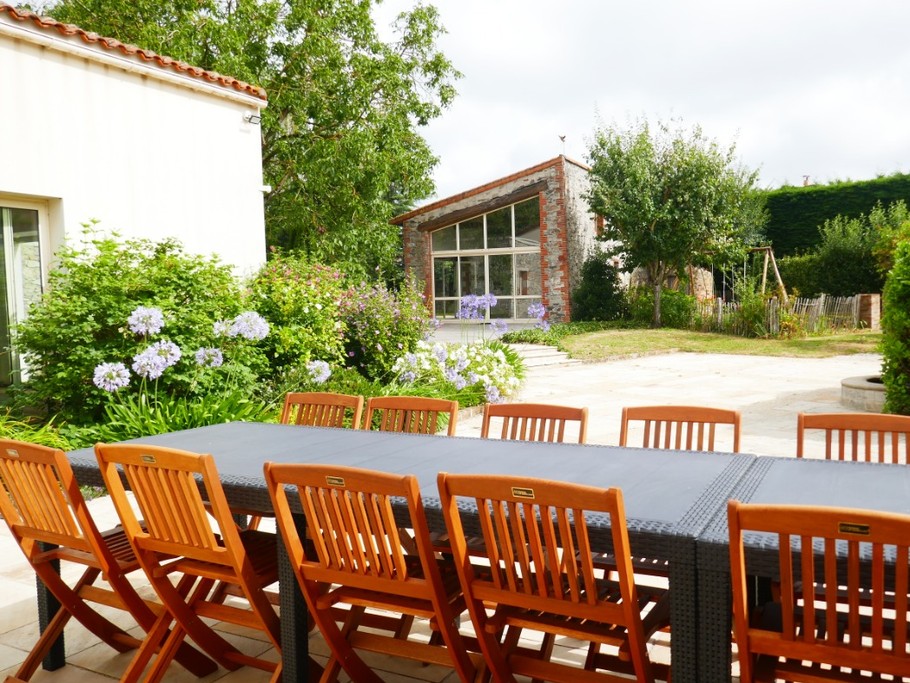 cuisine donnant sur terrasse - au 2ème plan salle de jeux