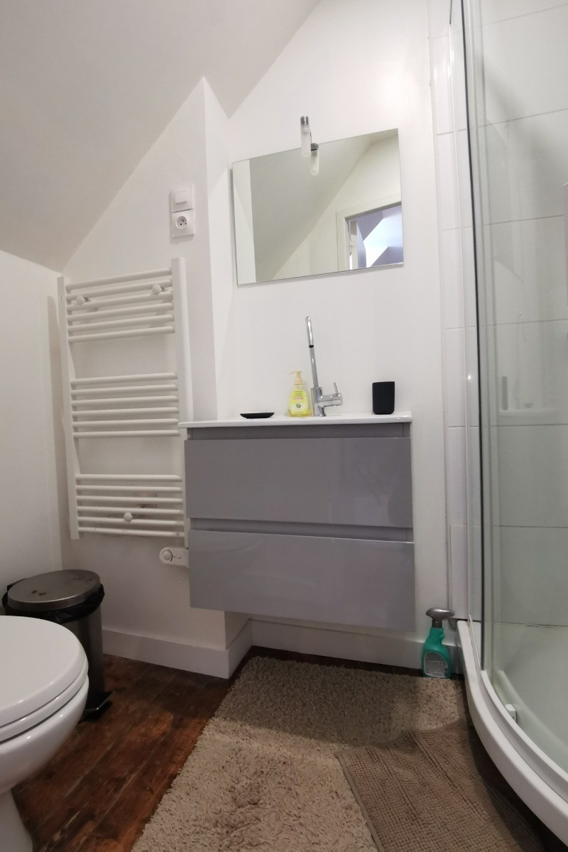 salle d'eau privative avec WC communicante avec chambre 3