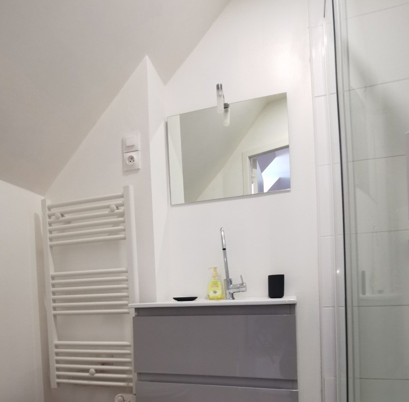 salle d'eau privative avec WC communicante avec chambre 3