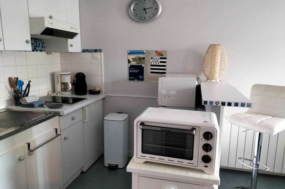 Le coin cuisine - Apt. de charme 2 pers, vue mer - Plage des Rosaires à PLERIN - COTES D'ARMOR ( BRETAGNE )