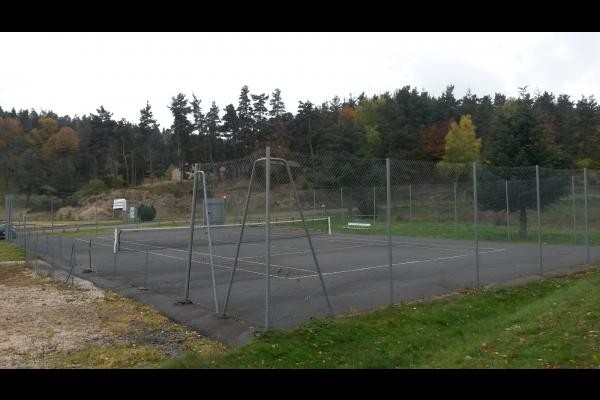 Le terrain de tennis dans le village