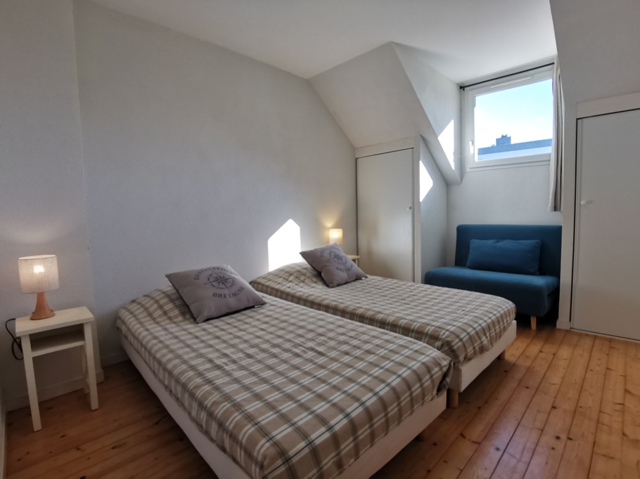 chambre avec 2 lits simples