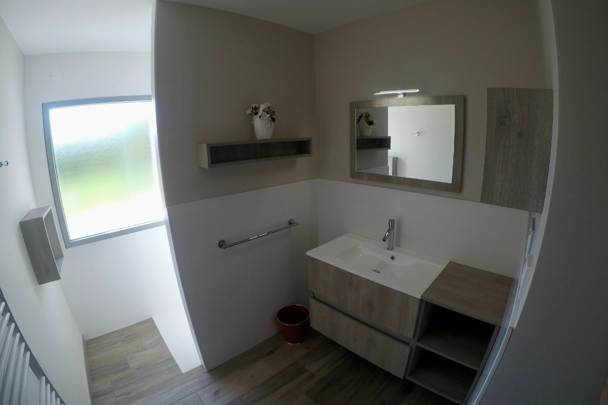 Salle d'eau avec douche italienne - Chez Louis