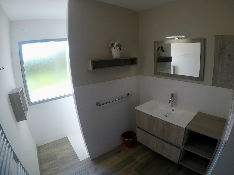 Salle d'eau avec douche italienne - Chez Louis