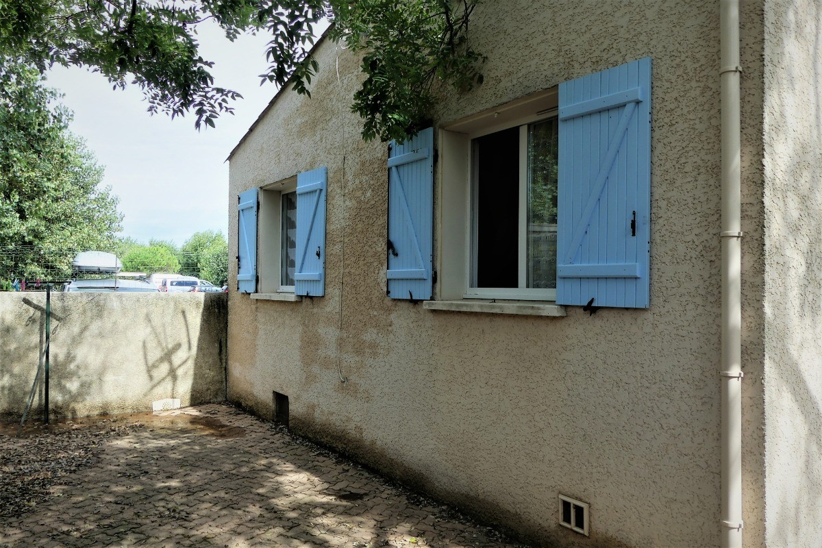 Arrière de la maison fenêtres des chambres