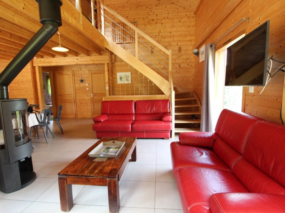 Salon/ séjour : ouvert sur cuisine. Tous les escaliers sont équipés de barrière de sécurité.