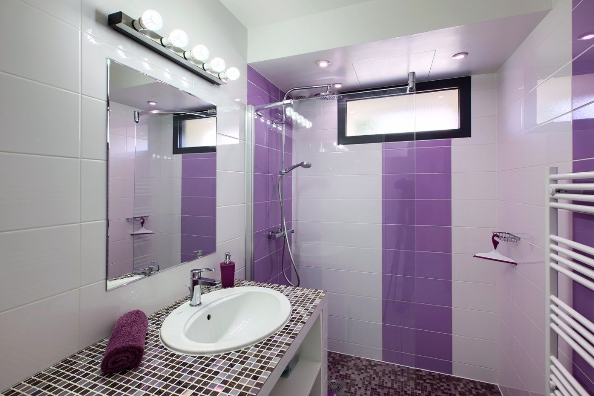 Salle d'eau : douche à l'italienne, sèche serviette