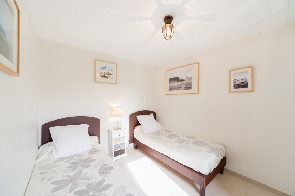 Chambre avec 2 lits 90