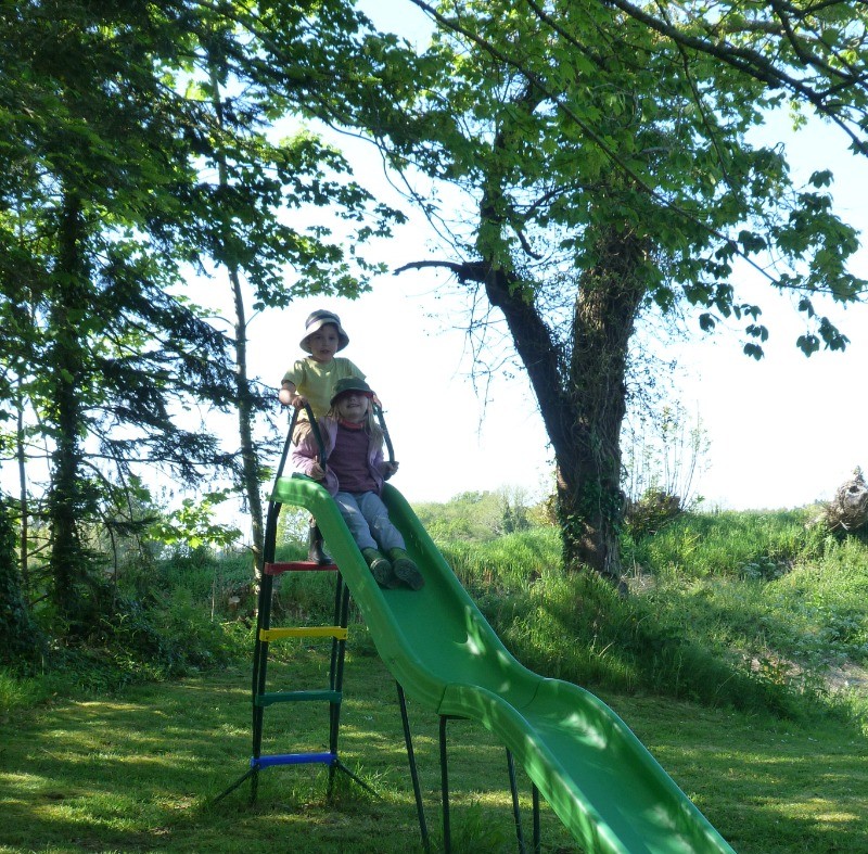 Aire extérieur de jeux avec toboggan et balançoires