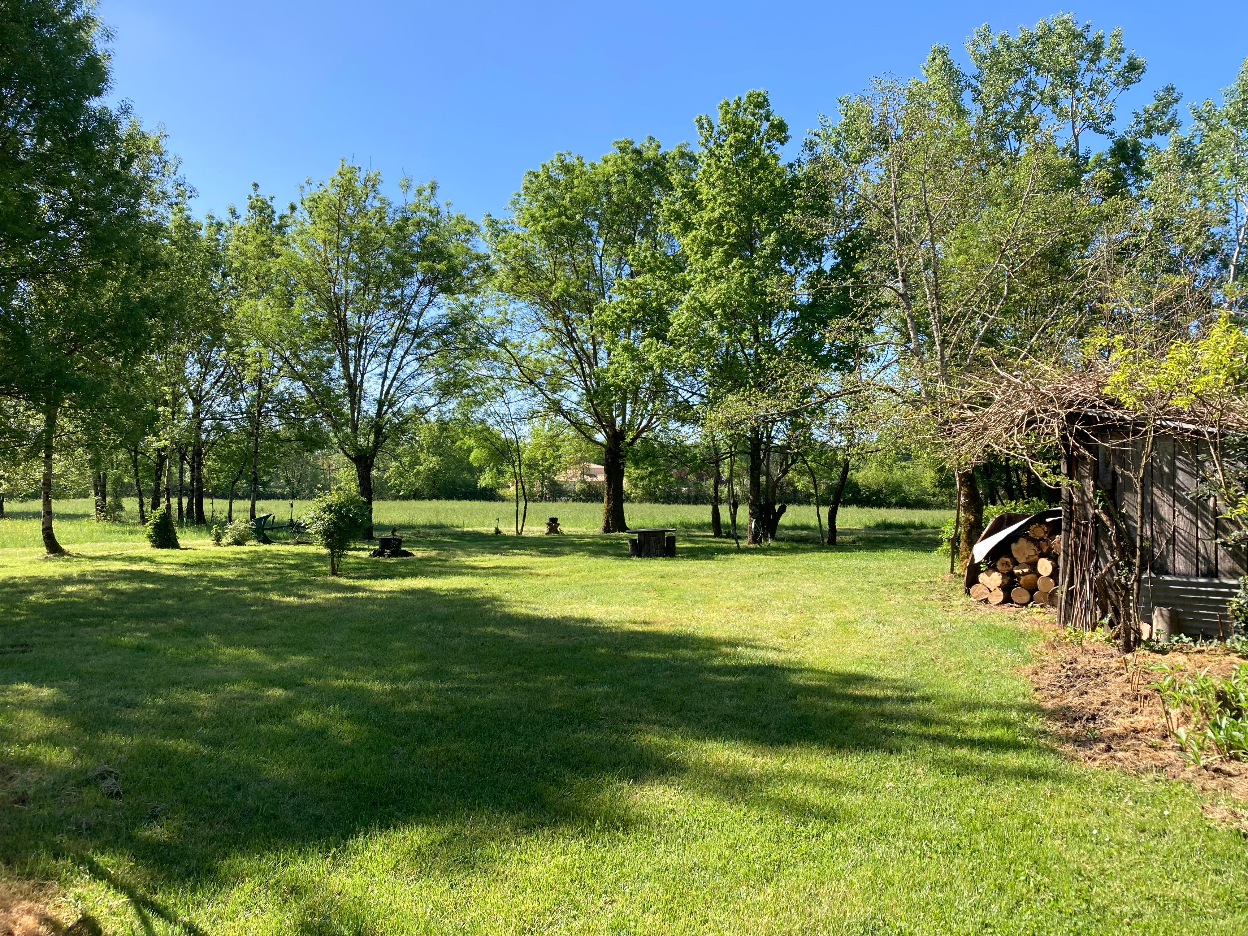 Vaste jardin devant le gîte