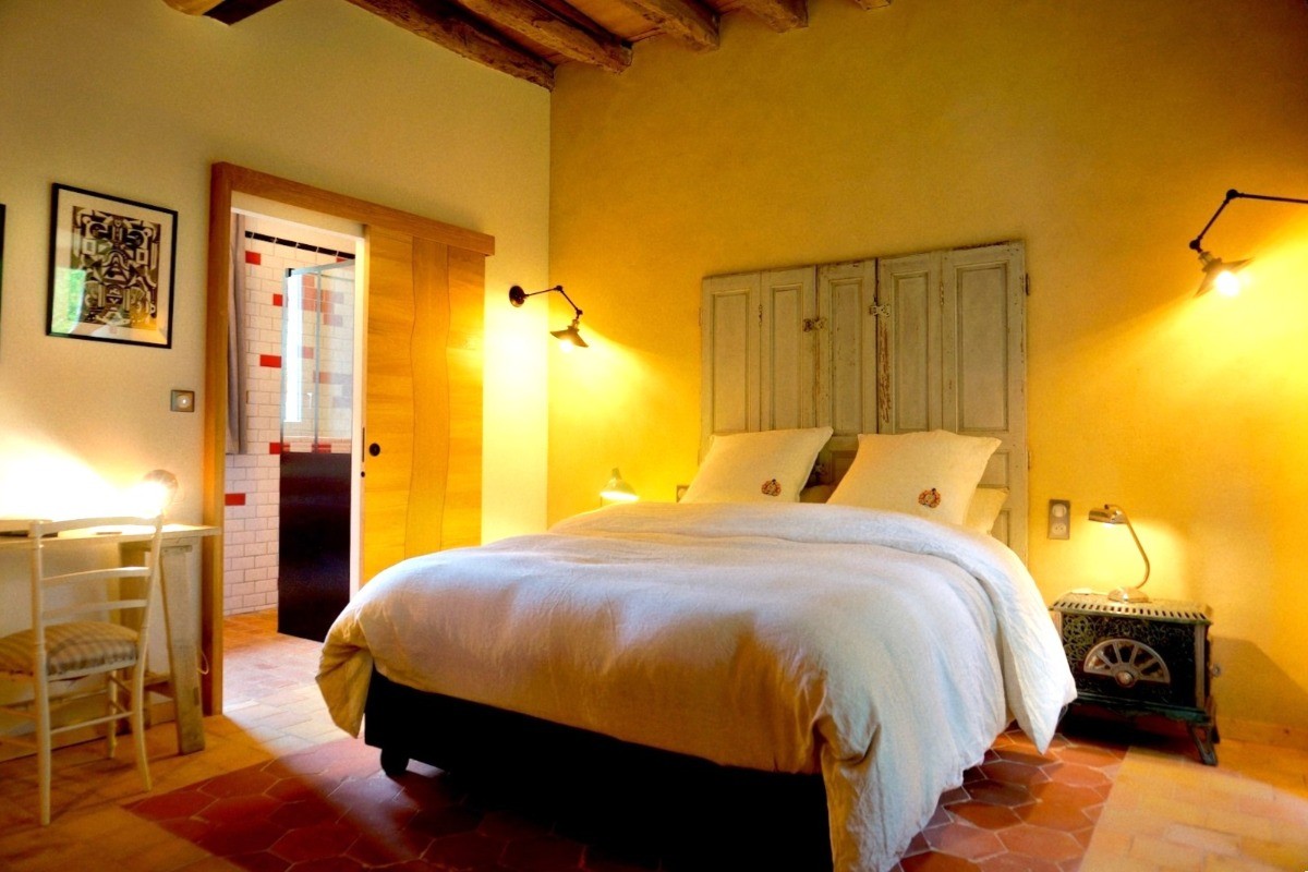 Rez-de-chaussée Chambre  à l'Orée des Bois- pour 2 personnes (lit 160 cm) avec salle de d'eau privative communicante (meuble vasque et douche grande dimension). WC séparés dans la chambre