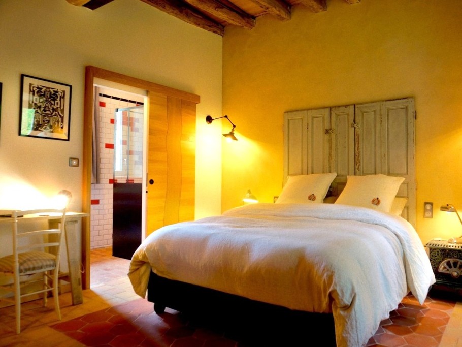 Rez-de-chaussée Chambre à l'Orée des Bois- pour 2 personnes (lit 160 cm) avec salle de d'eau privative communicante (meuble vasque et douche grande dimension). WC séparés dans la chambre