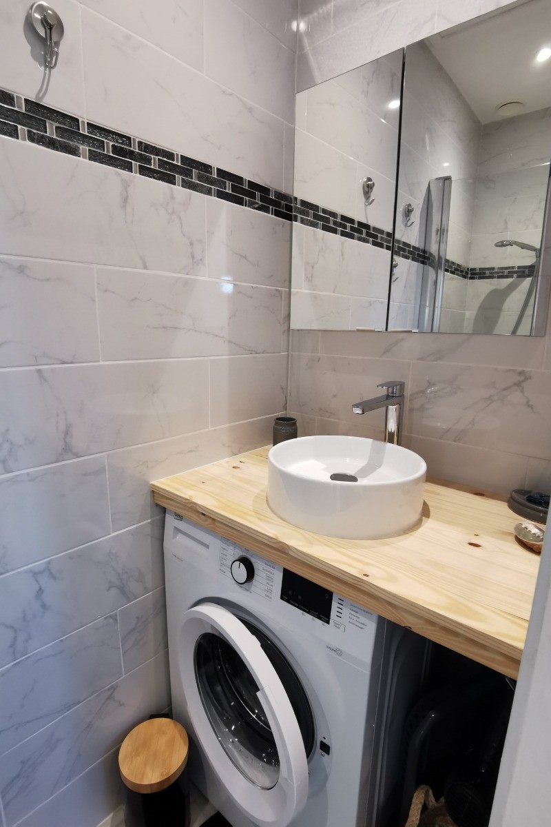 Salle d'eau avec douche et lave linge