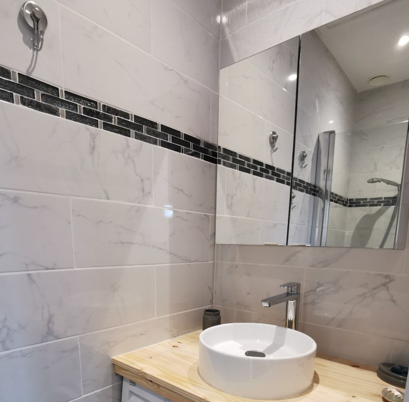 Salle d'eau avec douche et lave linge